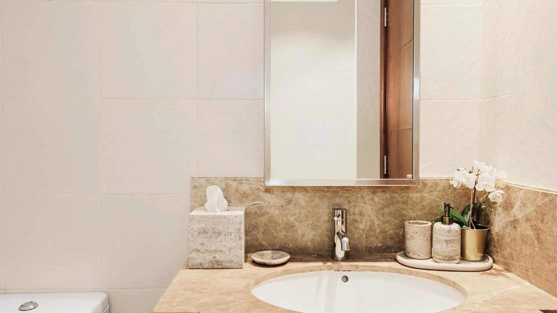 Sophisticated Studio In The Heart Of Dubai, Walk From Burj