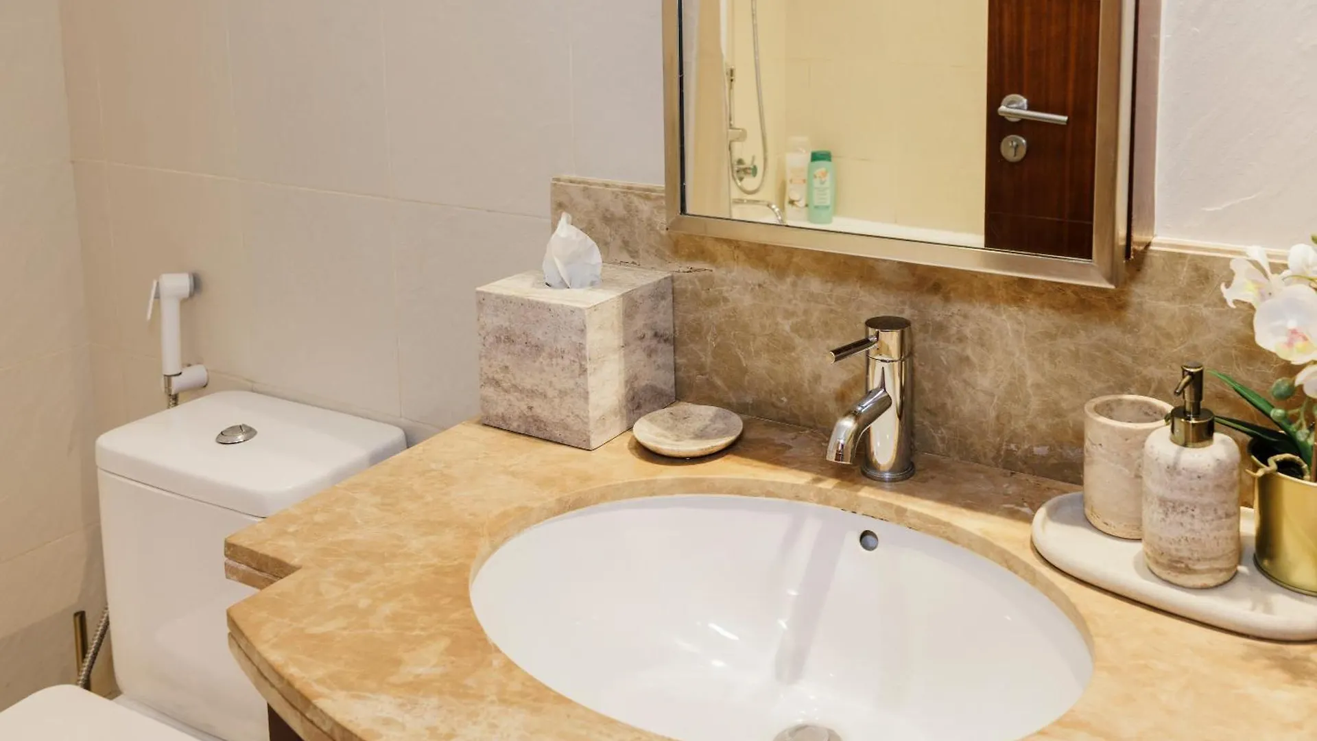 Sophisticated Studio In The Heart Of Dubai, Walk From Burj Apartment
